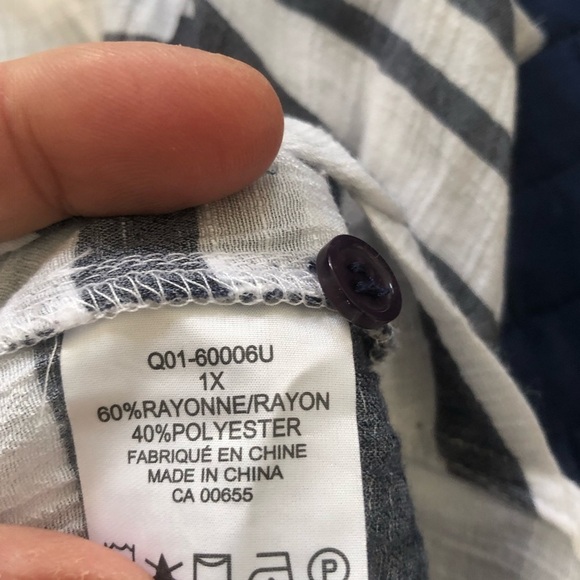 Penningtons White and blue Notched Collar Sleeveless blouse 1x - button up - Picture 6 of 7